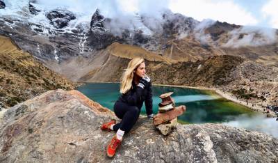 Este local é excelente para tirar fotos, apreciando a paisagem e a cor cristalina da lagoa.